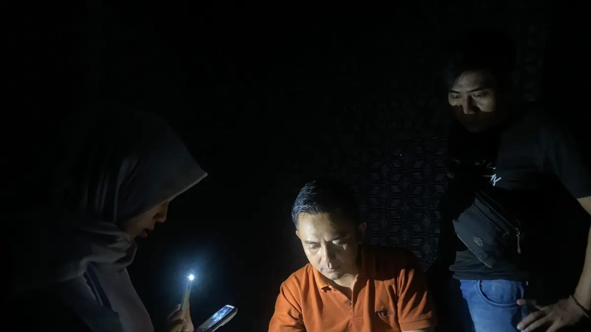 TERBATAS: Sejumlah warga di Bondowoso masih merasakan pemadaman listrik secara bergilir, akibat gangguan pada pembangkit.(ILHAM WAHYUDI/RADAR IJEN)