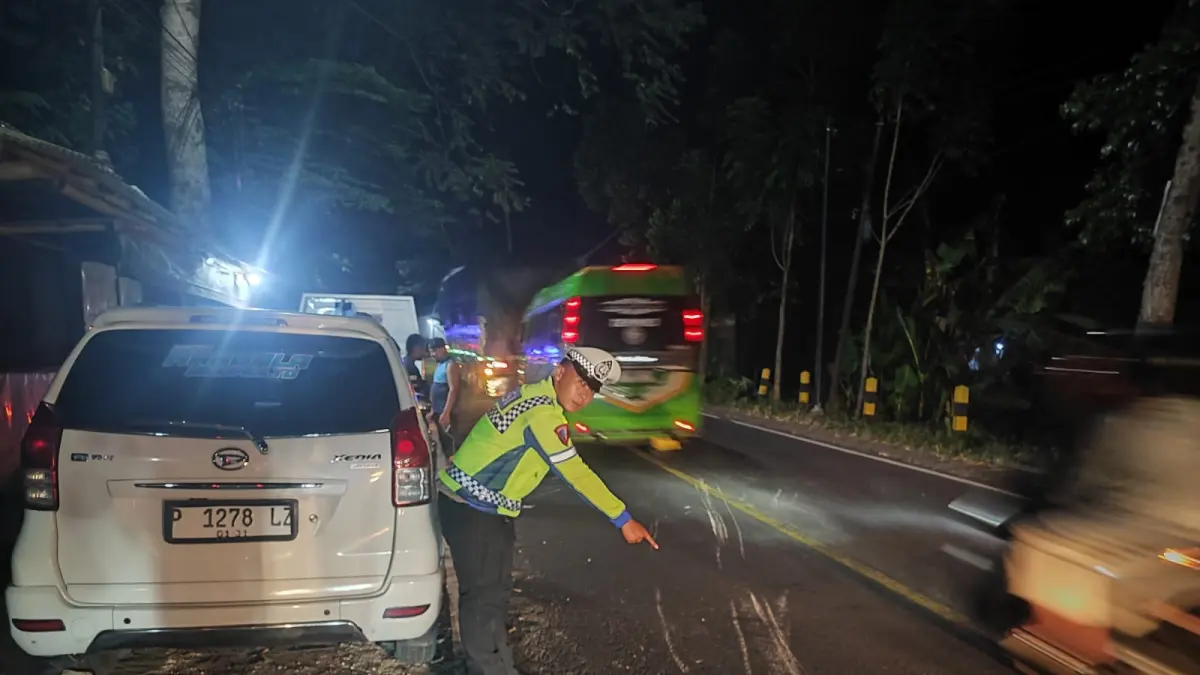 DATANG LOKASI: Kecelakaan beruntun akibat sopir Toyota Kijang Innova Reborn mengantuk, membuat kecelakaan beruntun di Jalan Raya jurusan Jember-Banyuwangi di Dusun Tegalan, Desa Sumber Kejayan, Kecamatan Mayang Sabtu (20/6) pukul 16.00.(UNIT LAKA SATLANTAS POLRES JEMBER)