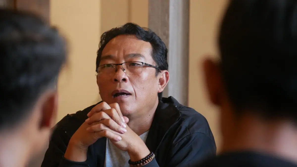 "Anggaran itu memang kami siapkan untuk seluruh perjalanan tim sampai bisa lolos ke Liga 4 dan berkompetisi. Kalau dibandingkan daerah lain, anggaran ini sebenarnya jauh lebih kecil. Karena itu kami harus mengelolanya seefisien mungkin agar bisa bertahan sampai titik ini." Ardi Pujo Prabowo, Ketua Yayasan Jember Baru Jember Maju. (Sidkin Ali/Radar Jember)
