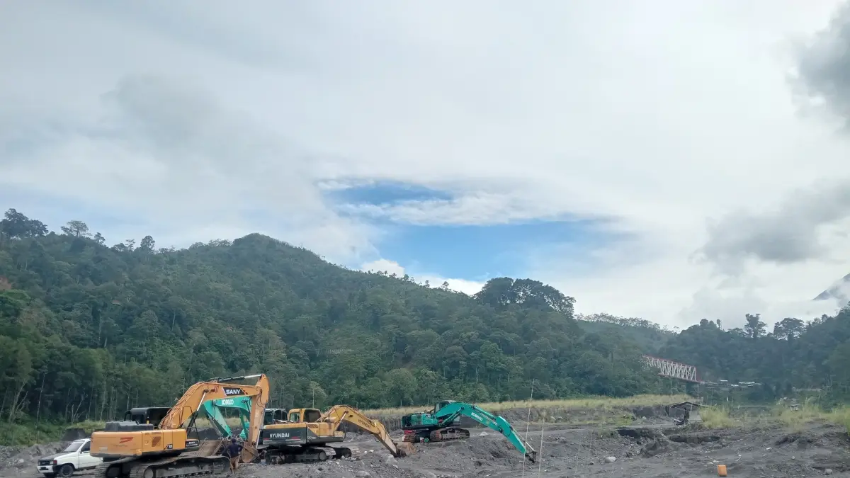 BEROPERASI: Penampakan alat berat saat melakukan aktivitas pertambangan di siang hari, kemarin.(ATIEQSON MAR IQBAL/RAME)
