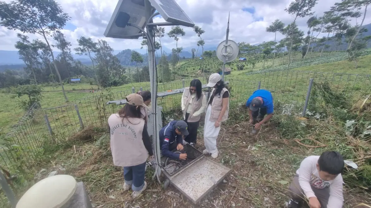 DIRAWAT: Petugas pos pantau Gunung Raung melakukan perawatan alat yang digunakan untuk memantau aktivitas gunung berapi tersebut.(DOK POS PANTAU GUNUNG RAUNG)
