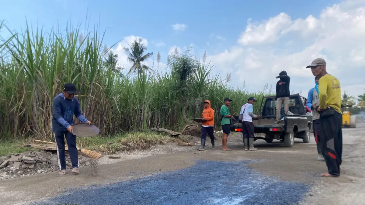 KOMPAK: Sejumlah warga Desa Lombok Wetan melakukan perbaikan jalan secara swadaya.(ILHAM WAHYUDI/RADAR IJEN)