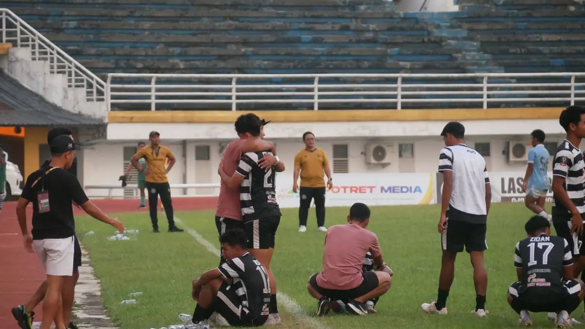 Momen para penggawa Persid usai gagal lolos ke babak 16 besar Liga 4 Nasional. Walau pada laga terakhir Persid menang 1-0 atas Persiharjo, tapi tim berjuluk Macan Raung itu kalah head to head dengan Persak Kebumen. (SIDKIN ALI/RADAR JEMBER)