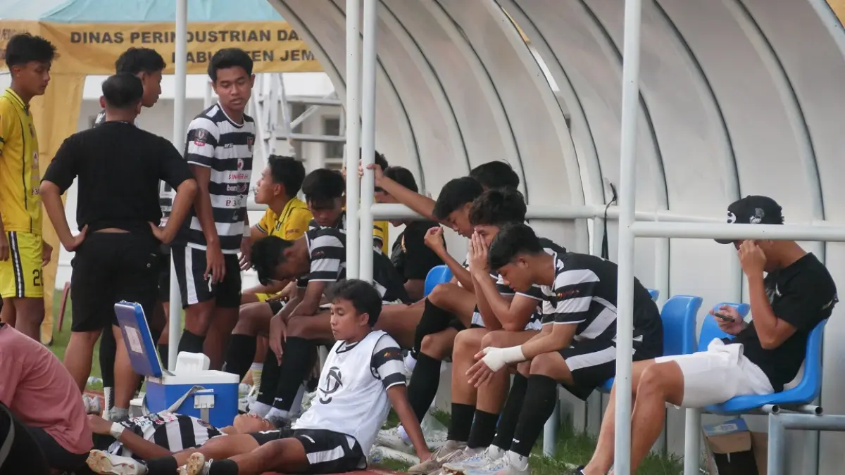 Momen para penggawa Persid usai gagal lolos ke babak 16 besar Liga 4 Nasional. Walau pada laga terakhir Persid menang 1-0 atas Persiharjo, tapi tim berjuluk Macan Raung itu kalah head to head dengan Persak Kebumen. (SIDKIN ALI/RADAR JEMBER)
