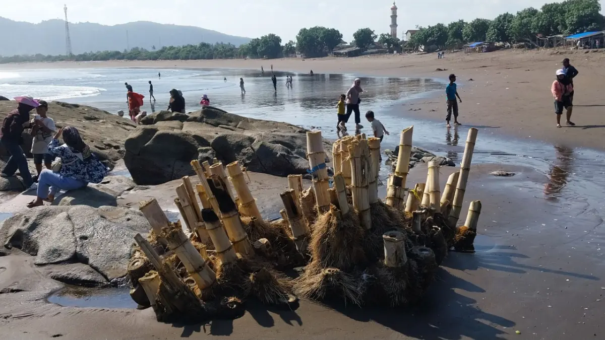 RAWAN: Barongan bambu yang terbawa banjir saat sungai banjir menancap di sekitar bukit Seruni, Pantai Payangan, Desa Sumberejo, Kecamatan Ambulu.(JUMAI/RADAR JEMBER)