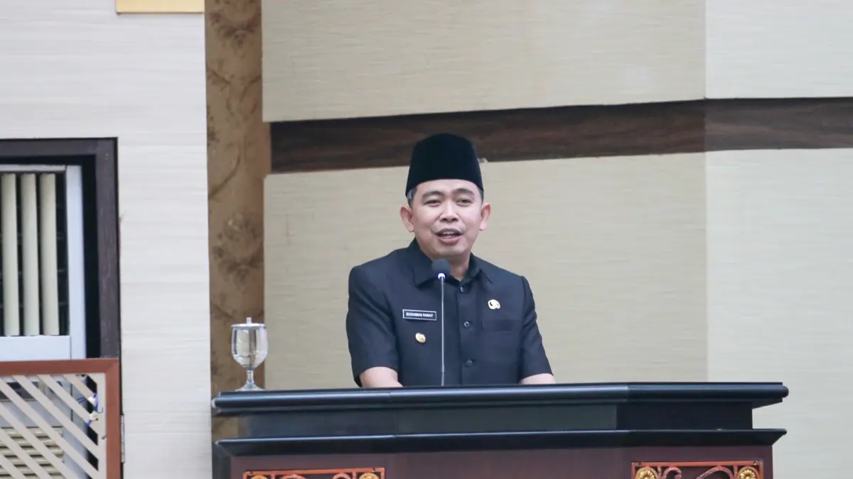 SAMPAIKAN NOTA PENGANTAR: Bupati Gus Fawait saat kesempatan menyampaikan nota pengantar sejumlah rancangan Perda, di Gedung DPRD Jember, Sabtu malam (20/6). (PURNOMO)
