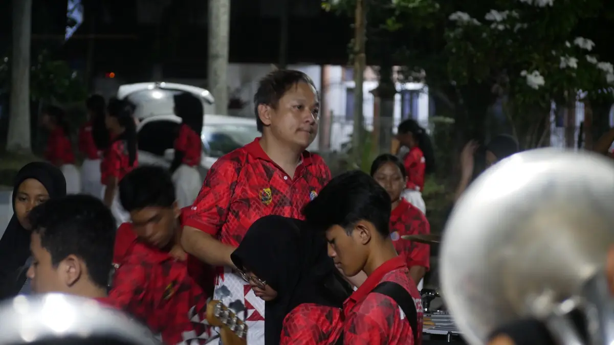 TERUS DIPERBAIKI: Pelatih perkusi asal Tailan, Anusorn Pomneramith saat melatih tim JMB di GOR PKPSO, Sabtu malam (20/6). (SIDKIN ALI/RADAR JEMBER)