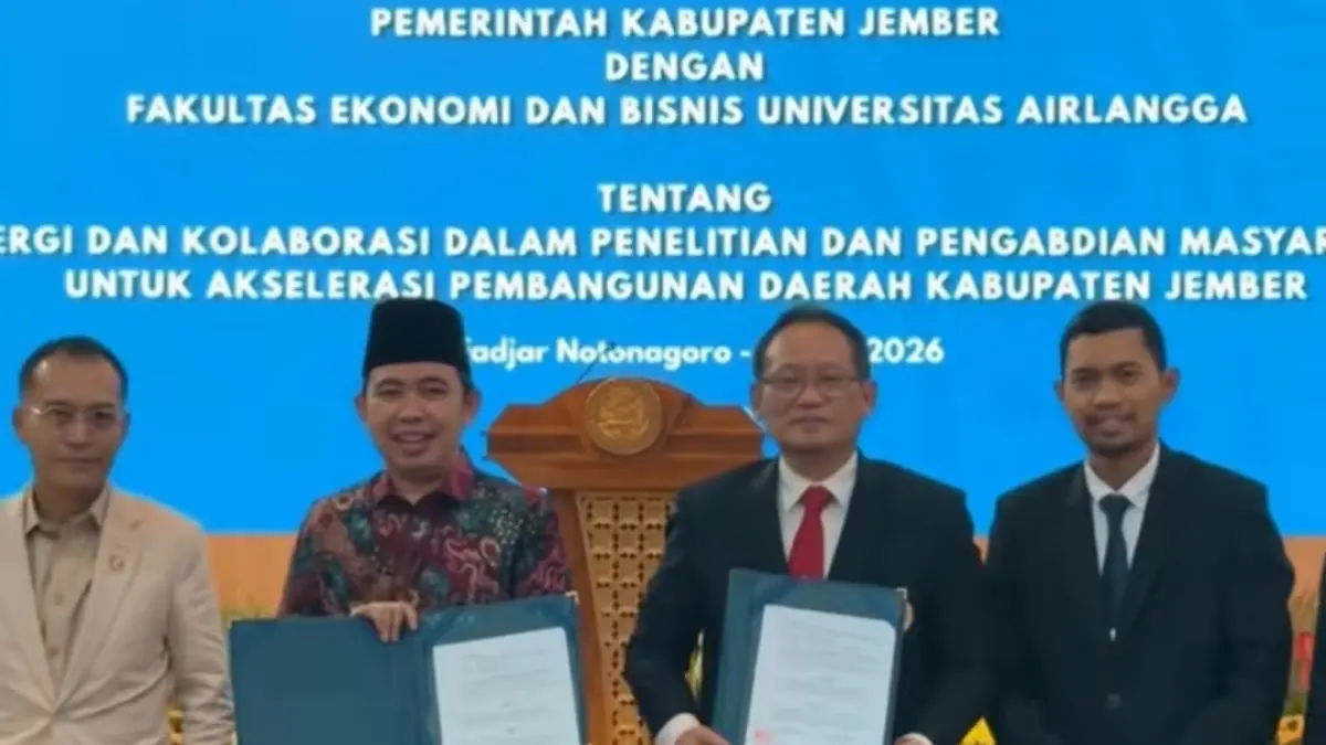 Bupati Gus Fawait, ditemani Wakil Kepala BP Taskin Iwan Sumule dan jajaran Dekanat FEB Unair, usai menandatangani kesepakatan kerjasama, di Unair Surabaya, (12/6). (Dok. Pemkab Jember)