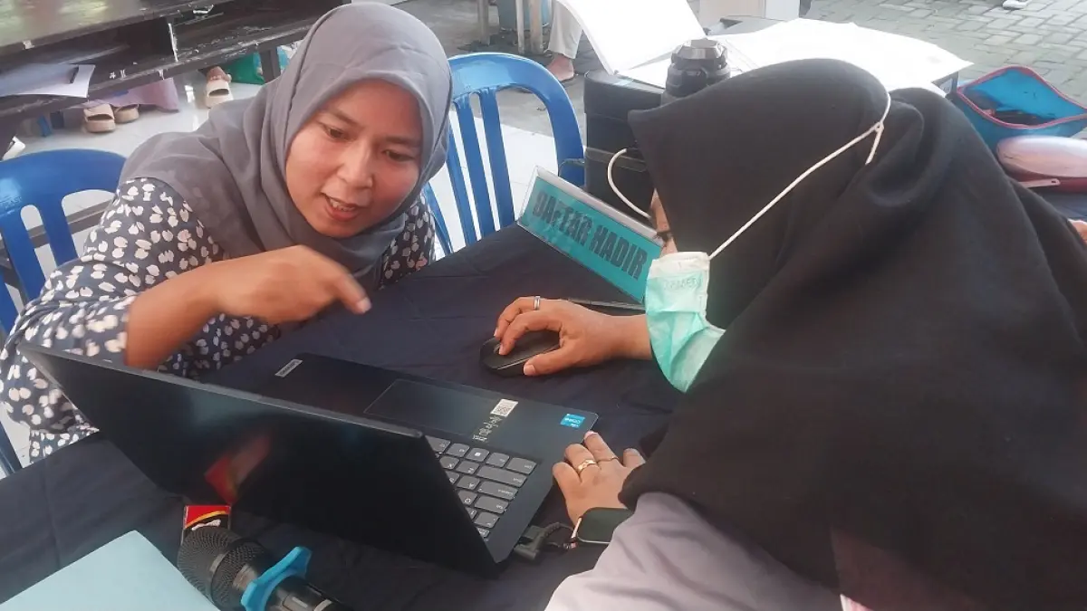 DISERBU PENDAFTAR: Orang tua calon siswa memadati aula SMPN 7 Jember pada hari pertama pendaftaran Sistem Penerimaan Murid Baru (SPMB) jalur zonasi, kemarin (22/6). (JUMAI/RADAR JEMBER)