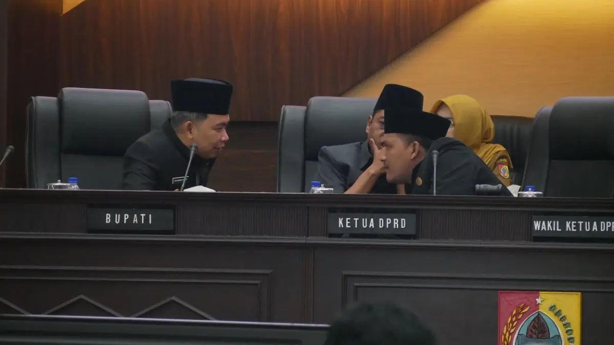 DISKUSI: Bupati Jember Muhammad Fawait (kiri) berbincang dengan Wakil Ketua DPRD Jember Fuad Ahsan, kemarin (22/6) dalam rapat paripurna di Gedung DPRD Jember. (SIDKIN ALI/RADAR JEMBER)