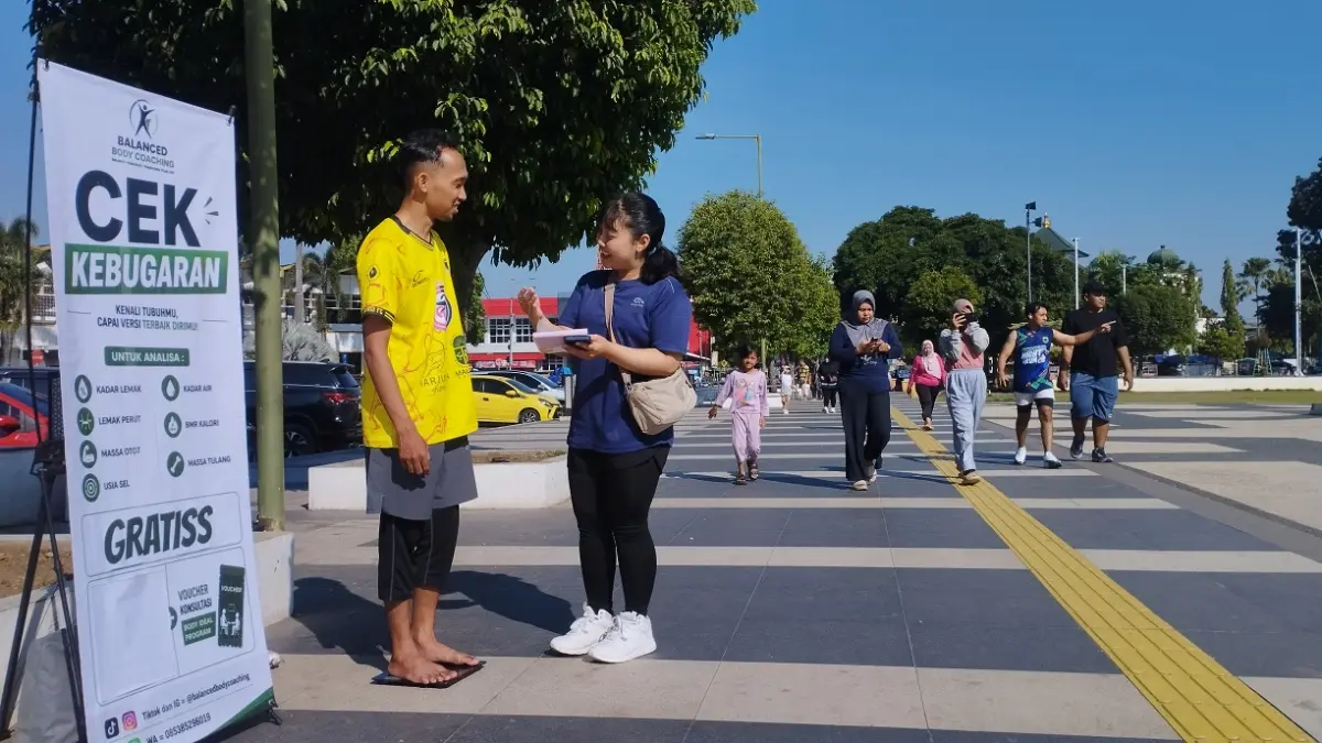 INGIN SEHAT: Pengunjung Alun-alun Jember melakukan cek keseimbangan tubuh yang disediakan personal coach kebugaran, belum lama ini. (YULIO FA/RADAR JEMBER)
