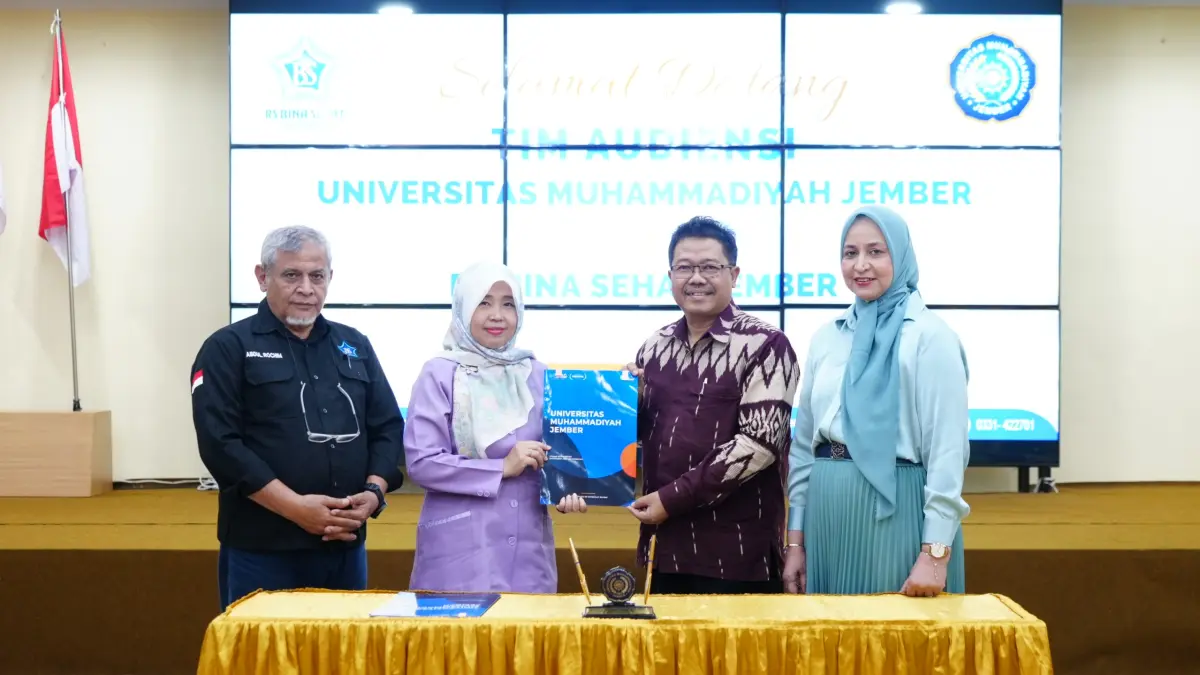 KOLABORASI: Tanda tangan MoU Direktur RSBS drg Yunita Puspita Sari P (dua dari kiri) dengan Rektor Unmuh Jember Dr Hanafi dan disaksikan langsung oleh Owner Bina Sehat Grup dr Hj Faida (kanan) dan Ketua Yayasan RSBS drg Abdul Rochim (kiri). (RSBS)