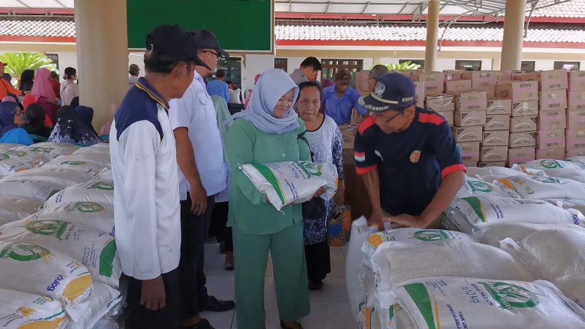 SALURKAN BANTUAN: Penyaluran bantuan pangan di Jember yang menyasar sejumlah kelompok masyarakat. (MAULANA/RADAR JEMBER)