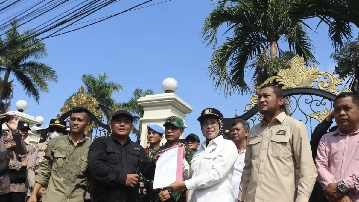 TERIMA: Ketua DPRD beserta jajarannya saat menerima sejumlah rekomendasi dari Aliansi Masyarakat Peduli Gizi Lumajang, kemarin. (ADE APRYANIS/RAME)