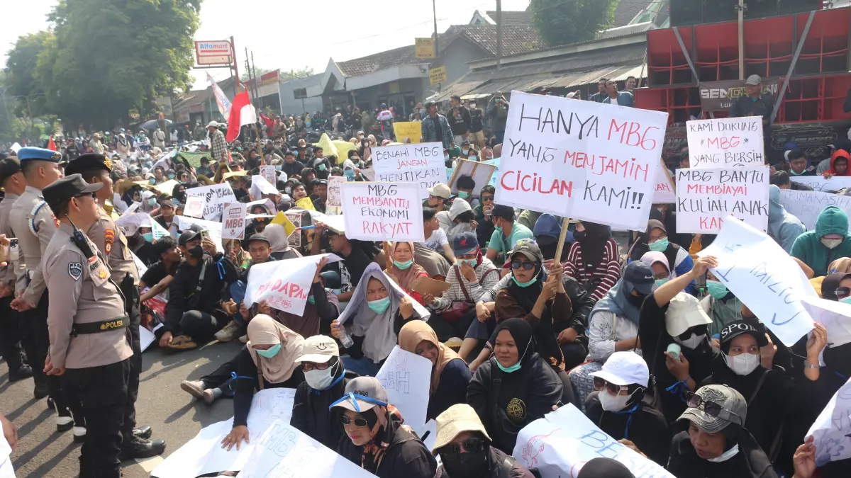 TURUN JALAN: Ribuan masa aksi damai turun jalan memberikan dukungan terhadap program dan perbaikan tata kelola MBG, kemarin.(ADE APRYANIS/RAME)