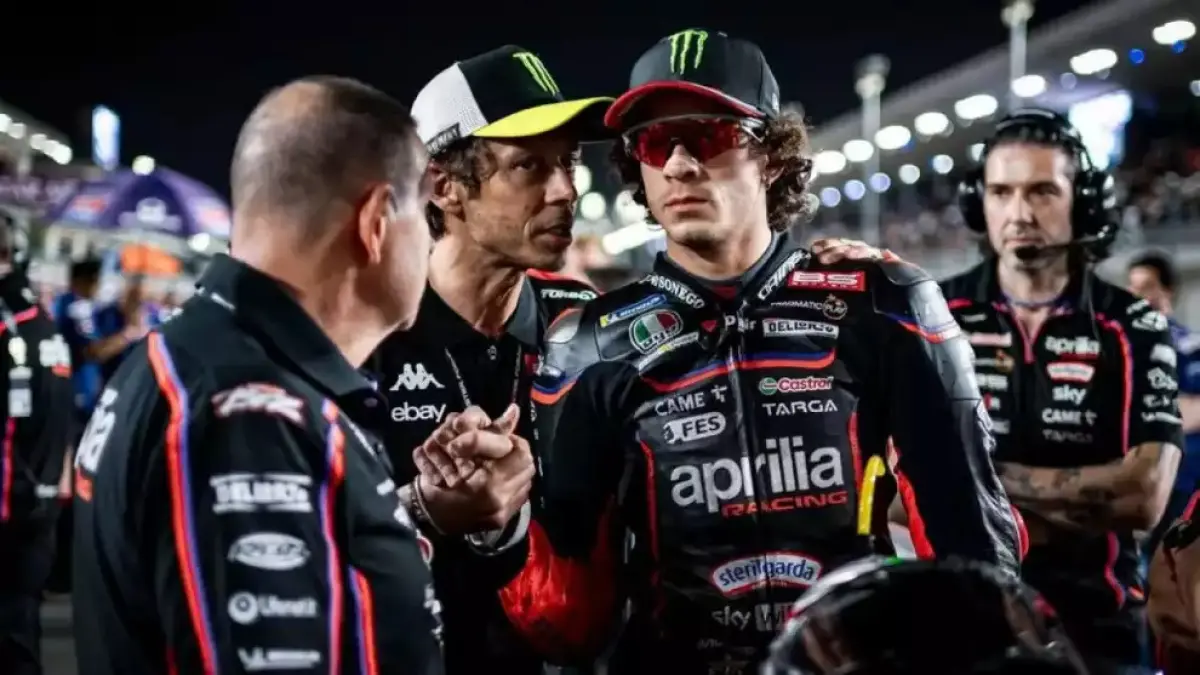 Valentino Rossi buka suara terkait sanksi race ban yang diterima anak didiknya, Marco Bezzecchi, buntut insiden dengan marshal di Sirkuit Brno. (Instagram/valeyellow46)
