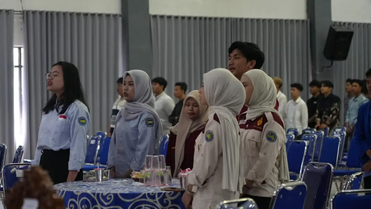 LITERASI KEUNGAN: Peserta tampak antusias dalam Seminar Nasional bertajuk “Investasi Cerdas untuk Masa Depan yang Lebih Baik: Penguatan Strategi Investasi dalam Merespons Dinamika serta Ketidakpastian Ekonomi Global” yang digelar KSPM FEB Unmuh Jember di Aula Zainuri, Rabu (10/6). (HUMAS UNMUH JEMBER)