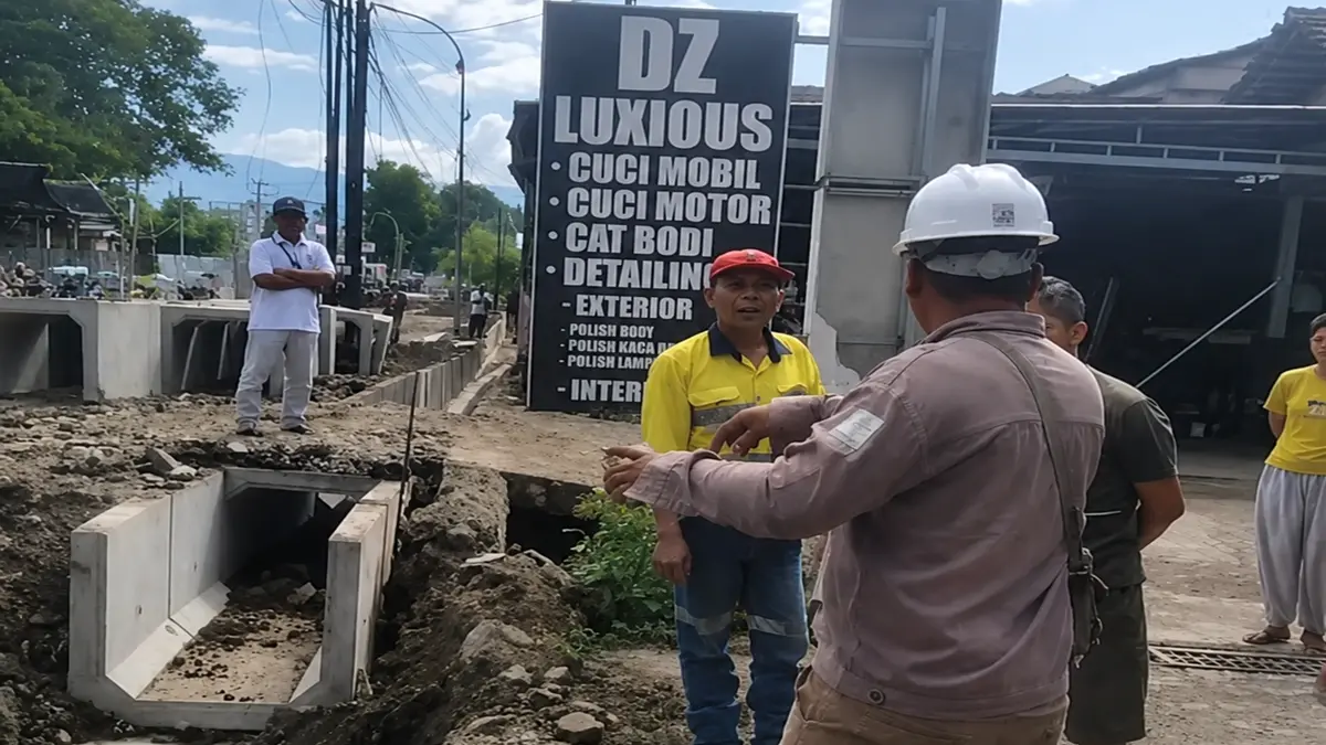 ADU MULUT: Seorang diduga pekerja saat berdebat dengan warga setikar proyek jembatan Sentong, Senin (22/6).(FAQIH HUMAINI/RADAR IJEN)