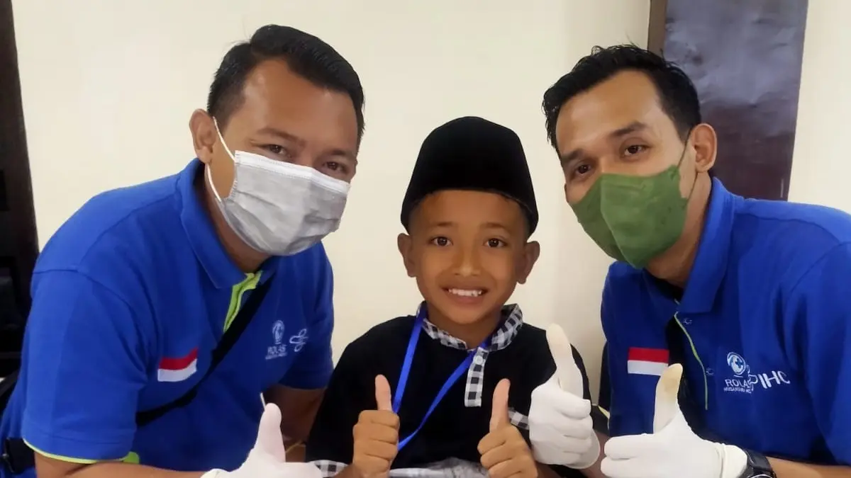 BAHAGIA: Nakes RSUK berfoto bersama peserta khitan masal di Ponpes Ashri. (RSUK)