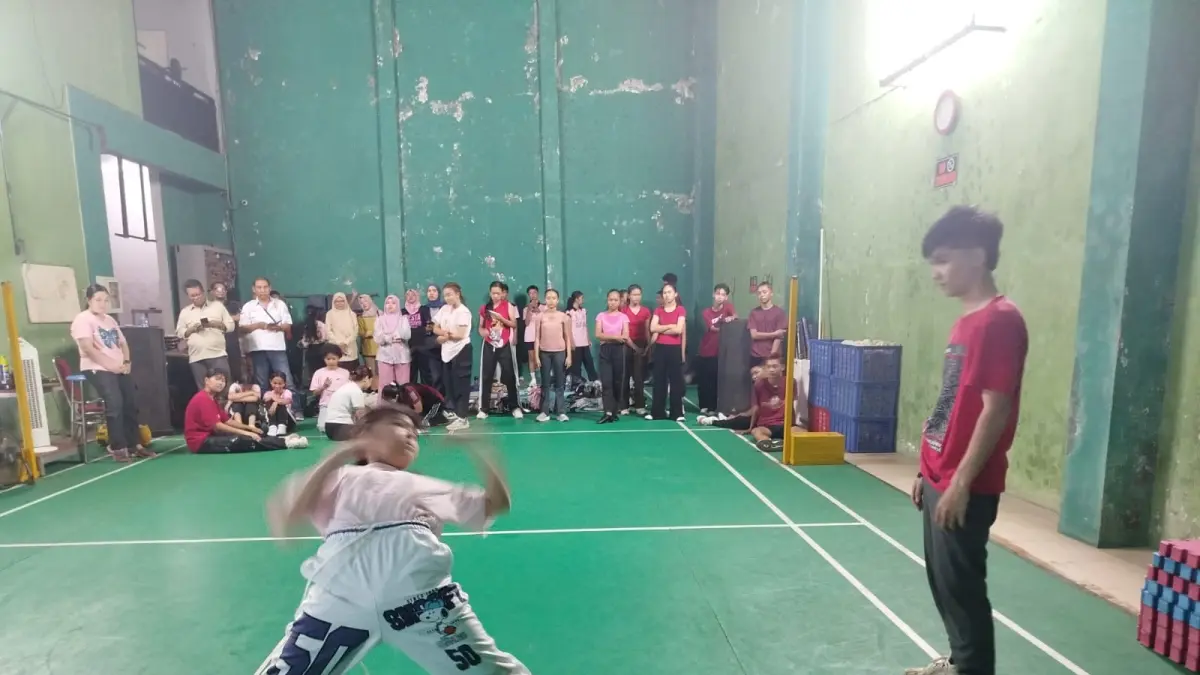 BERADU: Atlet dancesport Jember unjuk ketangkasan dalam ronde battle dance. (SIDKIN ALI/RADAR JEMBER)
