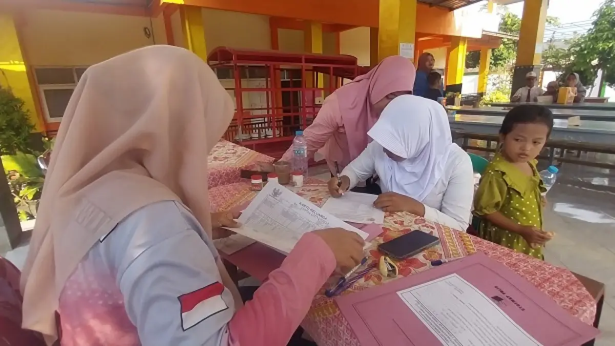 BERBURU LEWAT ZONA: Siswa yang mendaftar di SMPN 1 Jenggawah SPMB hari kedua jalur domisili.  (JUMAI/RADAR JEMBER)