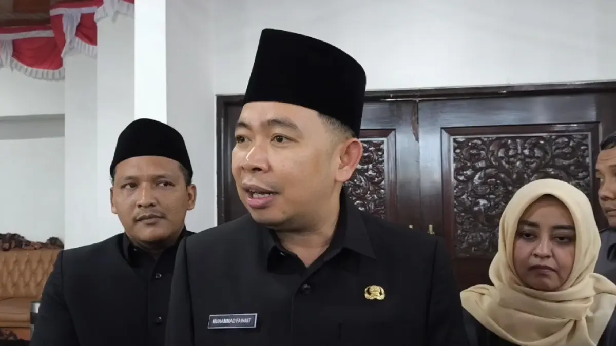 Bupati Jember Muhammad Fawait, memberikan keterangan seusai rapat paripurna di Gedung DPRD Jember. (Maulana/JPRJ)