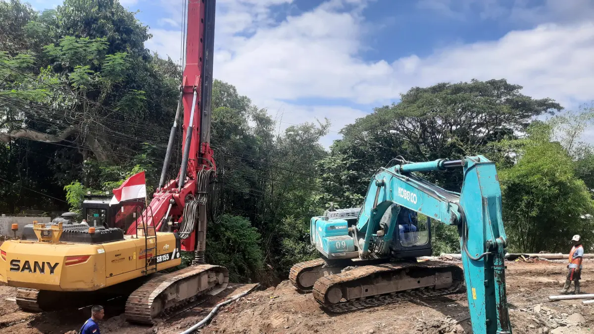 DIKERJAKAN: Kondisi saat ini jembatan Sentong mulai dipenuhi oleh alat berat. Hingga kini jembatan tersebut masih dalam pengerjaan perbaikan.(FAQIH HUMAINI/RADAR IJEN)
