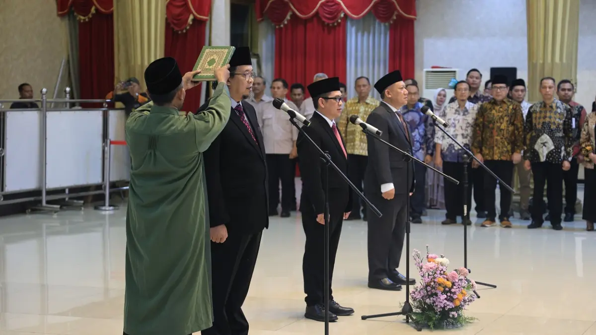EMBAN AMANAH: Momen pelantikan tiga direksi Perumda Kahyangan, beberapa pekan lalu. Dalam kesempatan itu, Gus Fawait mengutarakan keyakinannya bahwa BUMD ini bisa melesat begitu dipimpin oleh direksi berlatarbelakang aktivis.