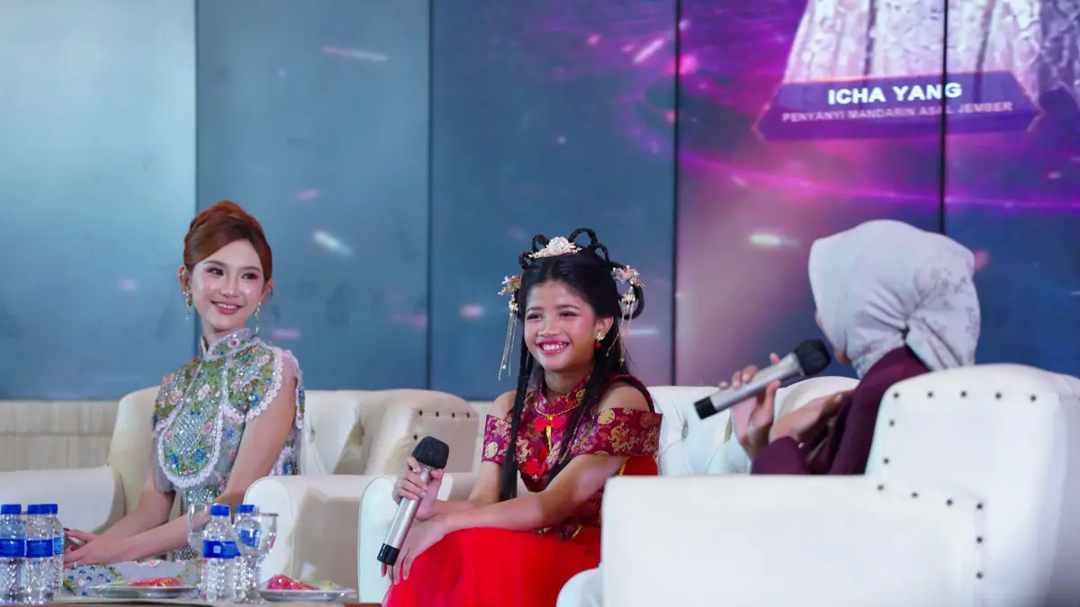 INSPIRATIF: Icha dan Chelsea, saat Talkshow Jember Meraih Mimpi, bersama Bupati Jember Gus Fawait dan istri Ning Ghyta, di Pendapa Wahyawibawagraha, yang disiarkan live streaming, (21/6). (DOK. PEMKAB JEMBER)