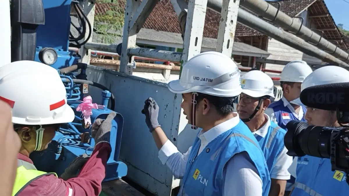 Momen peresmian masuknya jaringan listrik perdana di kawasan TNMB di Jember, medio Juni 2025 lalu. (Maulana/JPRJ)