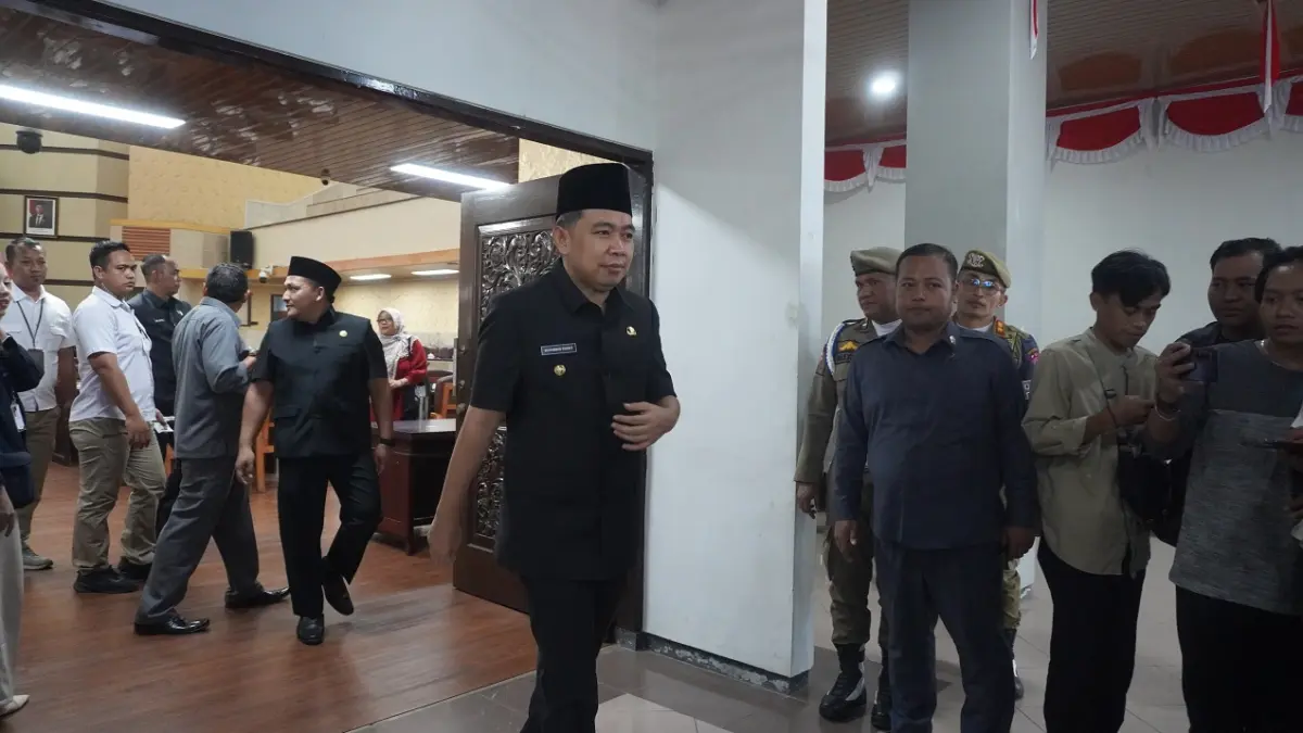 "Pandangan fraksi tadi bagus, soal optimalisasi pajak, UMKM. Nah terkait SiLPA, itu ditekankan nanti perencanaannya, termasuk Musrenbang-nya, bisa diperluas." MUHAMMAD FAWAIT, Bupati Jember. (MAULANA/RADAR JEMBER)
