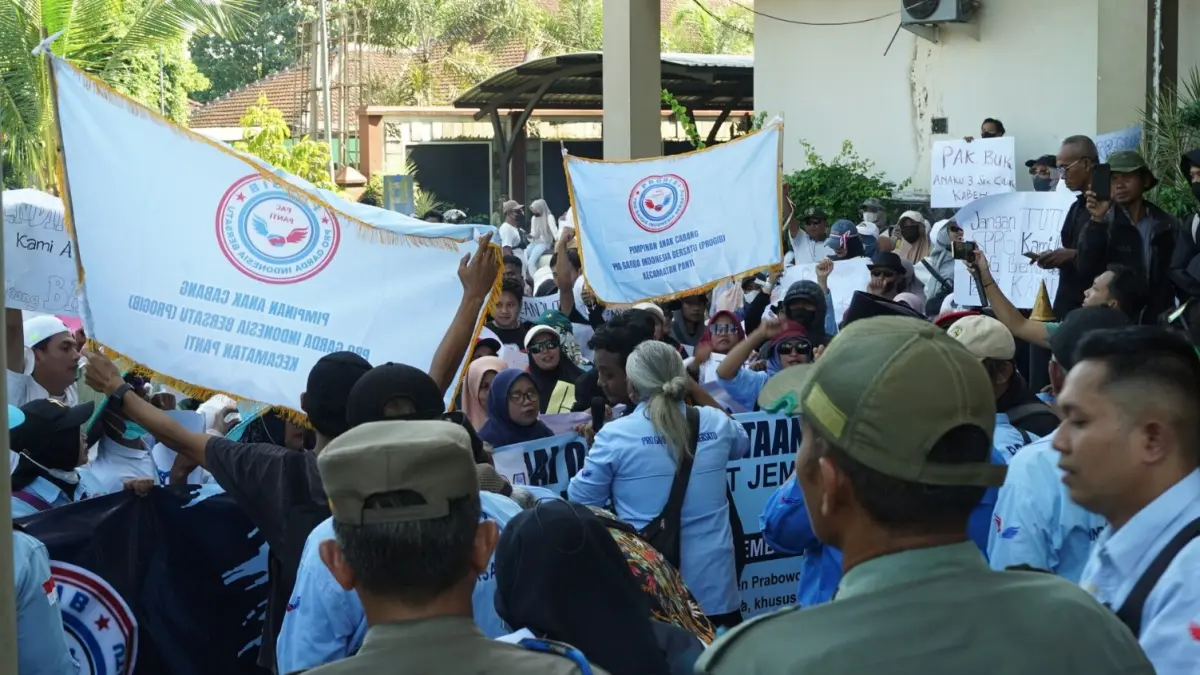 SAMPAIKAN ASPIRASI: Progib Jember menggelar aksi massa mendukung MBG tetapi tetap meminta tata kelola yang baik. Di sisi lain, mereka mengklaim menerima laporan ada uang ‘kopi’ Rp 250 juta untuk pendirian dapur. (HUMAS DPRD JEMBER)