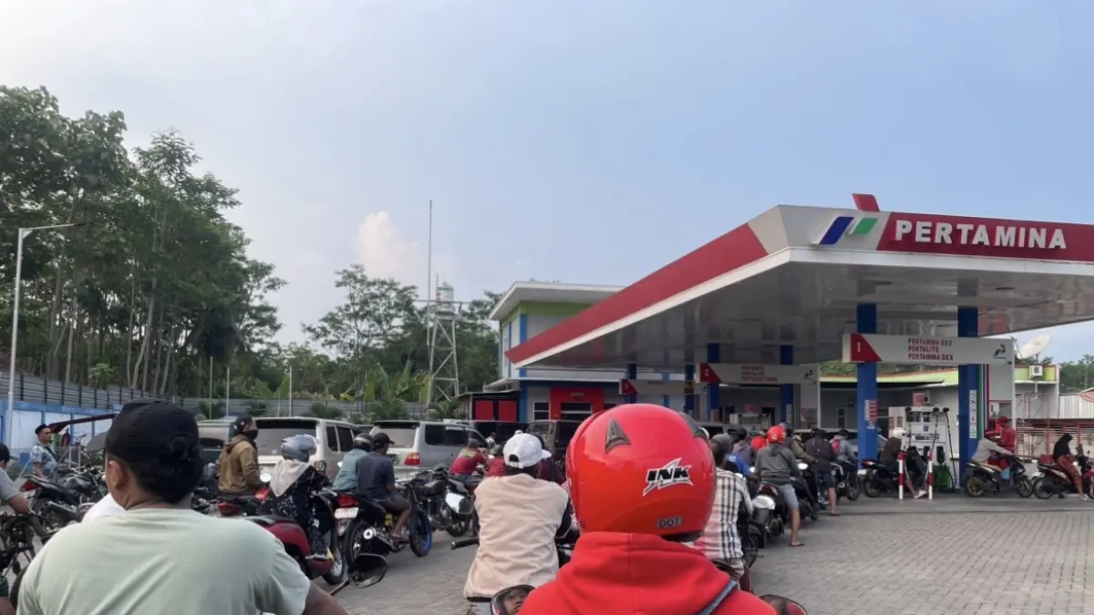 ANTRI: Konsumen BBM jenis pertalite saat antri di SPBU Sentul, kemarin.