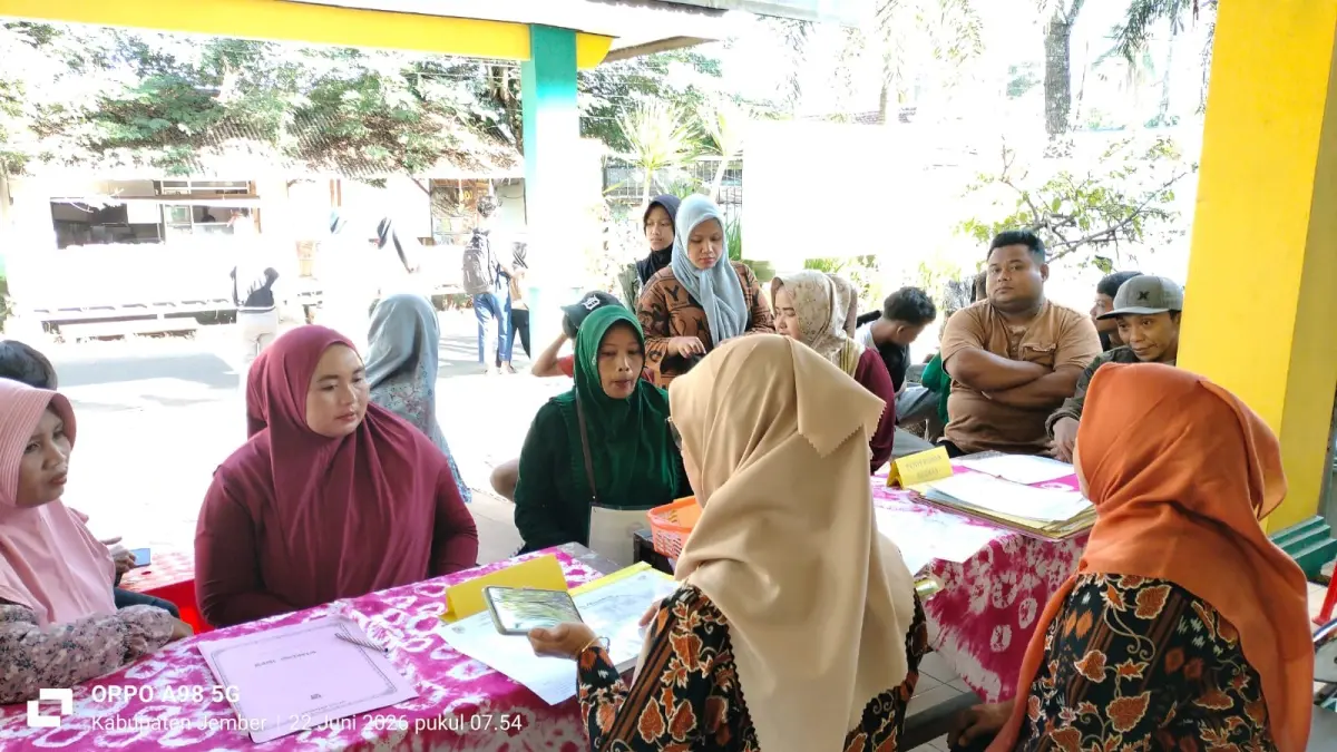 BURU SEKOLAH NEGERI: Orang tua saat mendaftarkan putranya di SMPN 2 Panti, Desa Kemuning Lor, Kecamatan Panti. (JUMAI/RADAR JEMBER)
