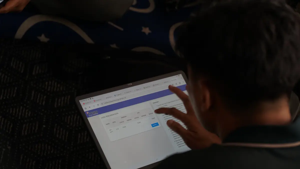 DIPASTIKAN: Salah seorang warga di Bondowoso melihat status desilnya melalui platform Cek Bansos.(ILHAM WAHYUDI/RADAR IJEN)