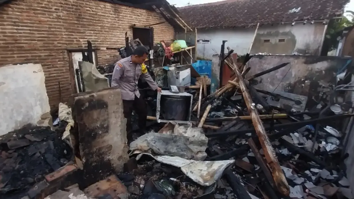 LUDES DILALAP API: Polisi melakukan olah TKP di rumah warga Mangli yang terbakar akibat hubungan arus pendek listrik pada April lalu. (JUMAI/RADAR JEMBER)
