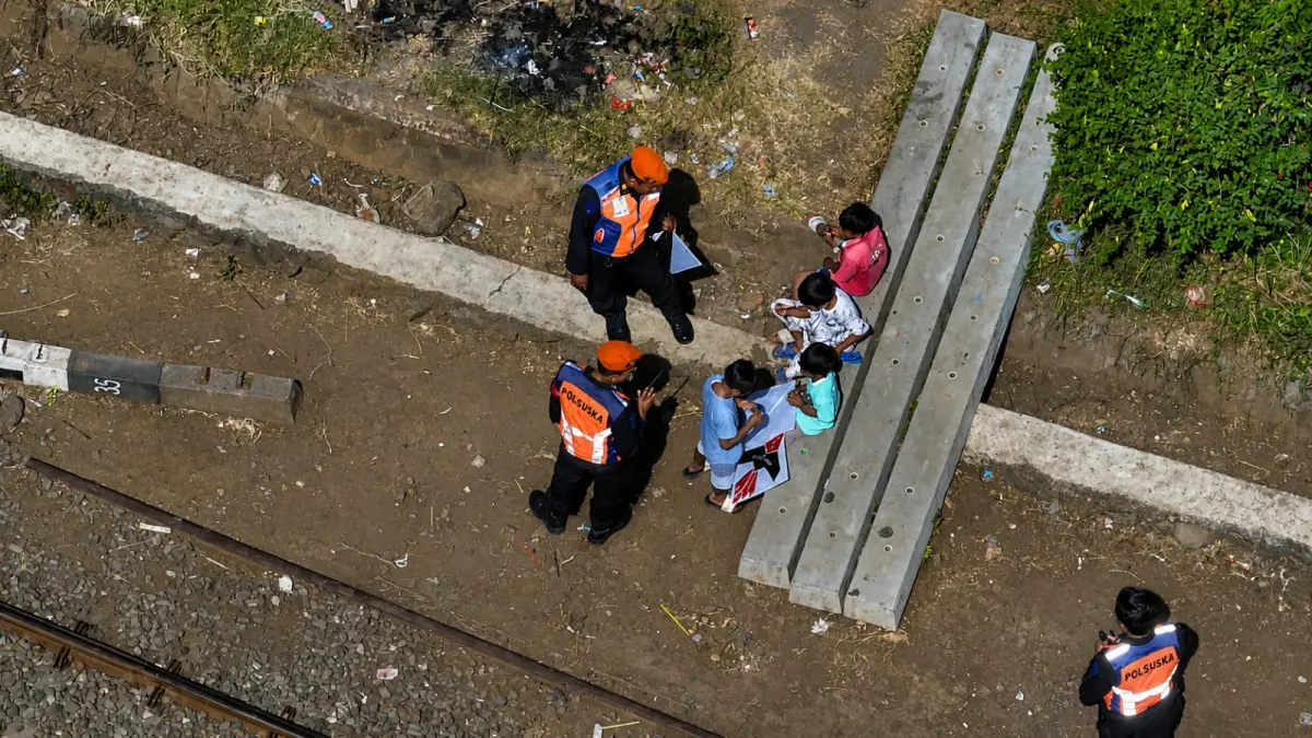 Membahayakan Keselamatan Perjalanan KA: KAI Daop 9 Jember Luncurkan Drone Pantau Titik Rawan Pelemparan Batu Kereta Api
