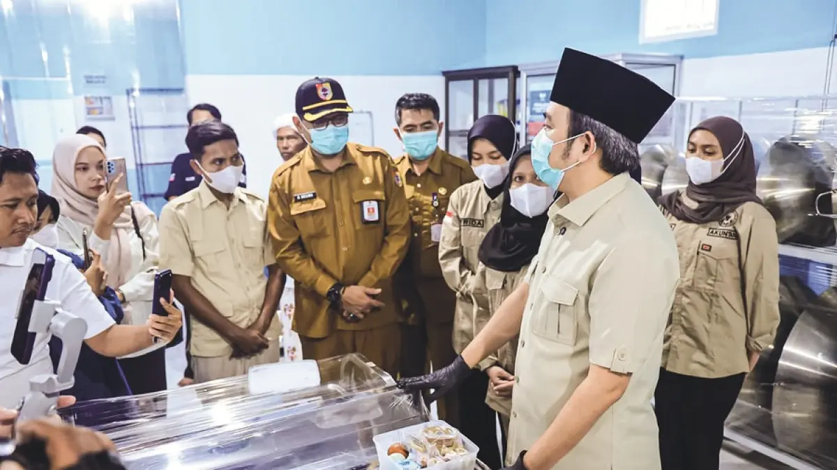 Momen Gus Fawait saat melakukan inspeksi terhadap salah satu Dapur MBG di Kecamatan Balung, (16/3) dan memastikan langsung seluruh operasional dan aspek kelayakan telah memenuhi SOP. (MAULANA/RADAR JEMBER )