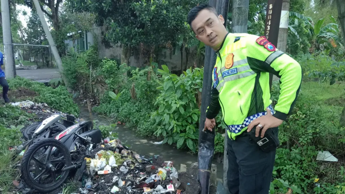 OLAH TKP: Anggota Satlantas Polres Jember memperlihatkan motor yang hancur karena kecelakaan dengan truk.(SATLANTAS POLRES JEMBER)