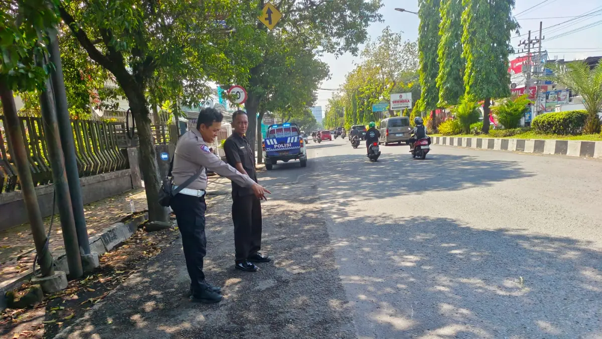 OLAH TKP: Anggota Satlantas Polres Jember mendatangi lokasi kecelakaan di Jalan Gajah Mada. (SATLANTAS POLRES JEMBER)