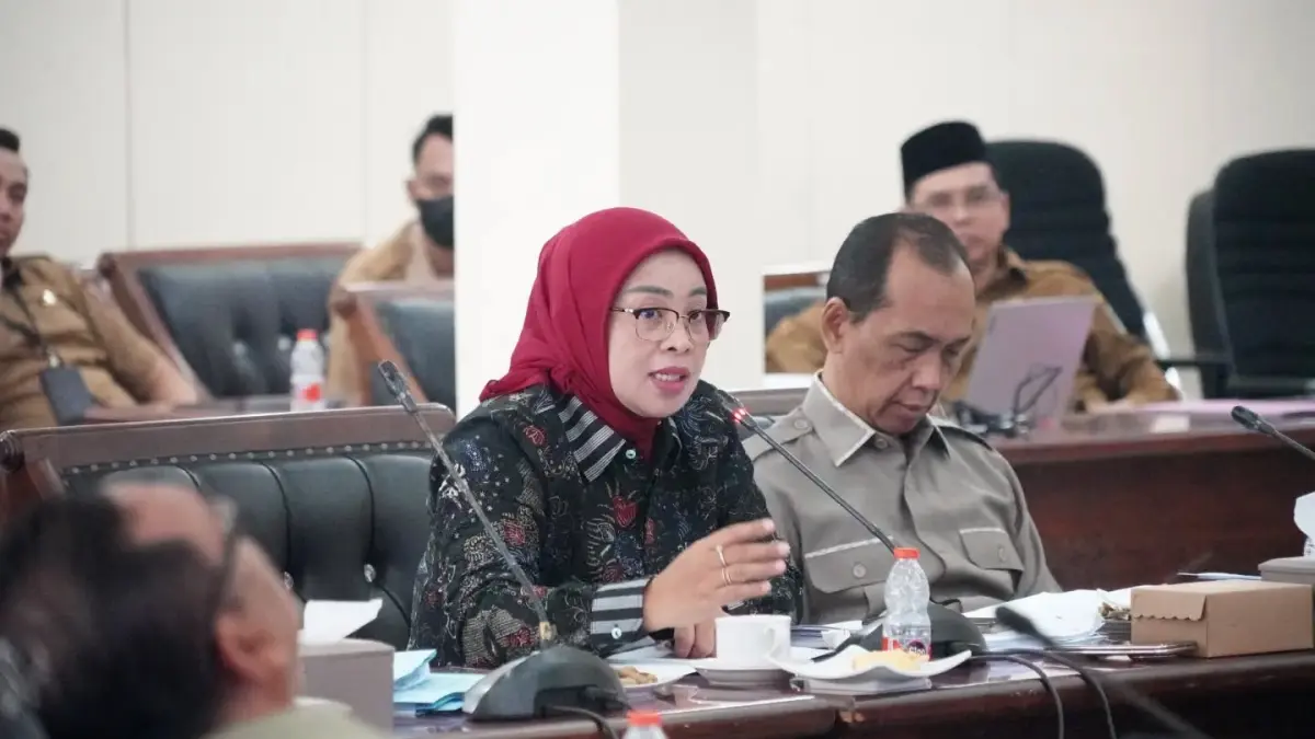 RAPAT: Ketua DPRD Lumajang Hj. Oktafiyani saat memimpin rapat sinkronasi pertanggungjawaban pelaksanaan APBD tahun 2025 lalu.(ATIEQSON MAR IQBAL/RAME)