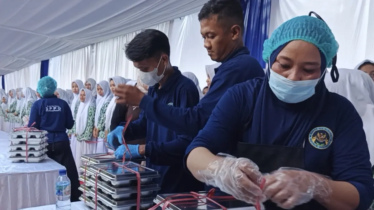 Salah satu SPPG di Jember saat mendistribusikan MBG ke para siswa. (Maulana/JPRJ)