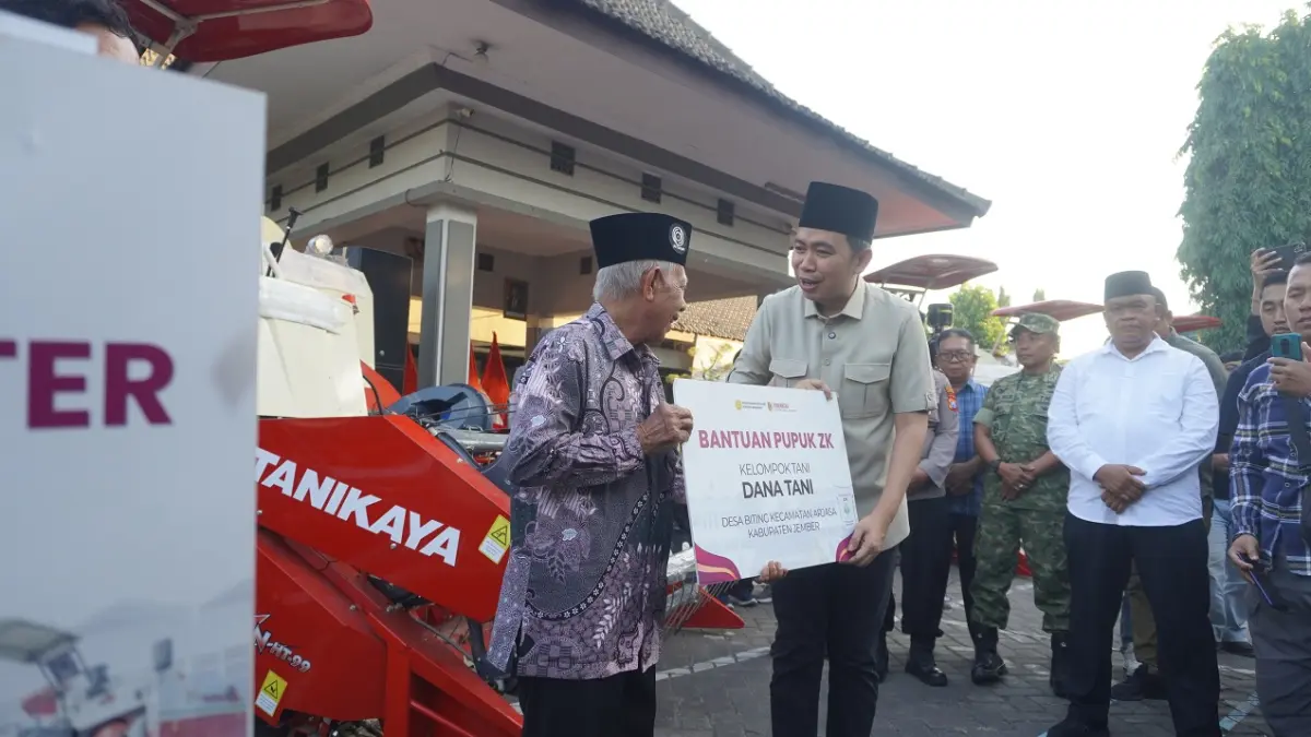 PERTEGAS KEBERPIHAKAN: Gus Fawait saat menyerahkan bantuan berupa pupuk subsidi kepada pengurus poktan, di kantor DTPHP Jember, belum lama ini. Dalam kesempatan itu ia juga menyampaikan keinginan terkait penambahan SDM penyuluh pertanian. (MAULANA/RADAR JEMBER)
