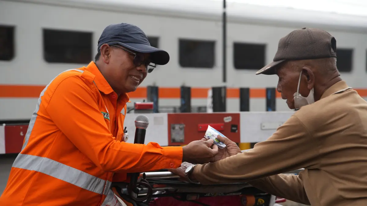 Ajak Generasi Muda Peduli Keselamatan Perjalanan KA, KAI Daop 7 dan Railfans Suarakan Disiplin Berlalu Lintas di Perlintasan Sebidang di Blitar
