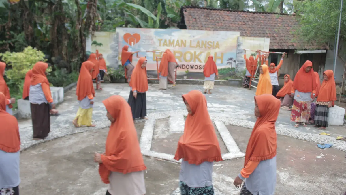 AKTIF: Sejumlah lansia mengikuti berbagai kegiatan edukatif di Taman Lansia Barokah. (FAQIH HUMAINI/RADAR IJEN)