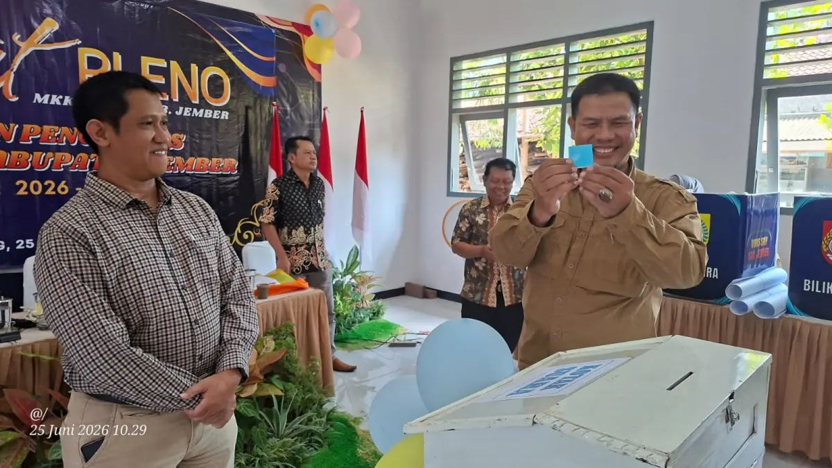 DEMOKRASI: Kepala SMPN 1 Jenggawah Anang Sulistyo (kanan) memasukan surat suara. Dalam proses pemilihan, Anang memperoleh suara terbanyak dan menjadi Ketua MKKS SMPN Jember. (JUMAI/RADAR JEMBER)