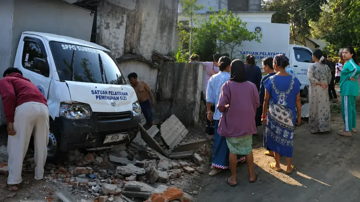 Foto kolase mobil distribusi MBG yang menabrak tembok dapur di SPPG Sumberjambe Jember. (Sidkin/RJ)

