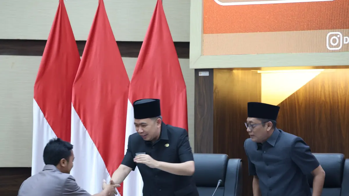 KOMITMEN BERSAMA: Bupati Jember Gus Fawait saat rapat paripurna dengan agenda mendengarkan pandangan fraksi-fraksi atas nota pengantar enam raperda inisiatif bupati, di Gedung DPRD Jember, Senin (22/6). (MAULANA/RADAR JEMBER)
