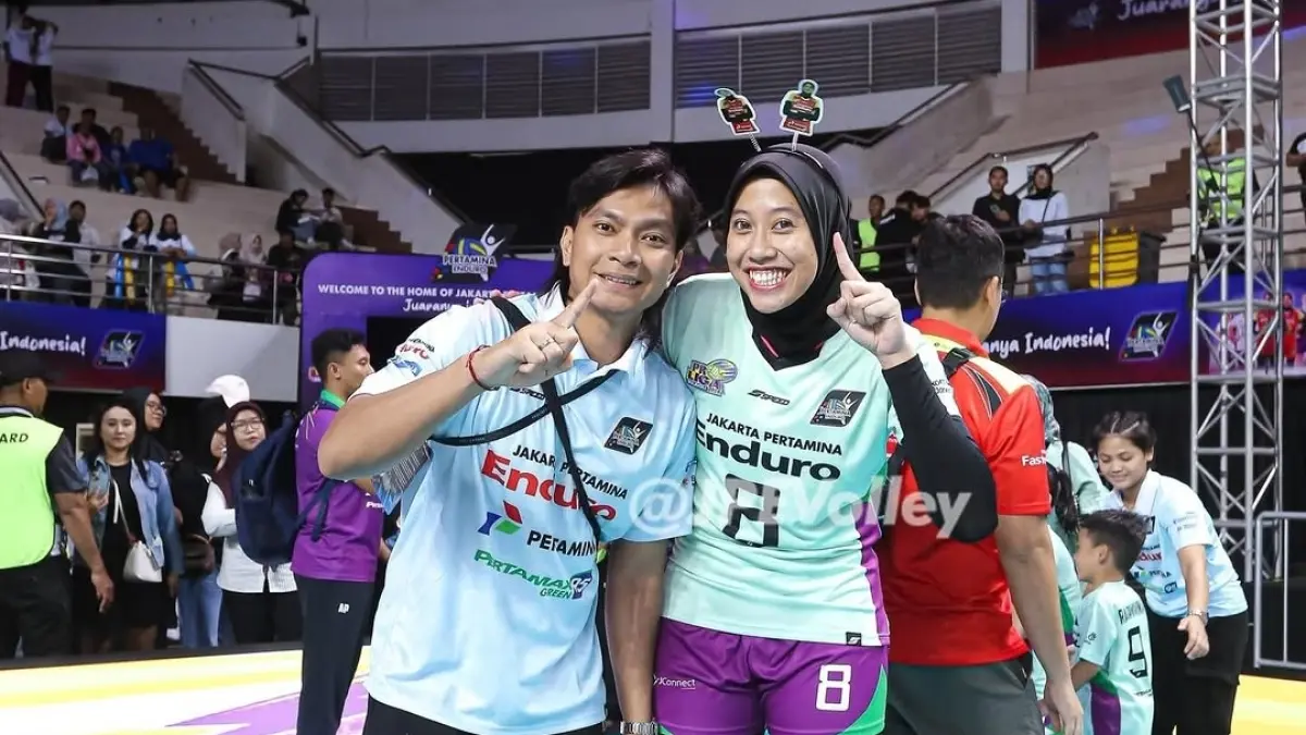 Suami Megawati Hangestri Pertiwi, Dio Novandra memberikan dukungan langsung dalam final Proliga 2026 lalu. (IG: jpevolley)