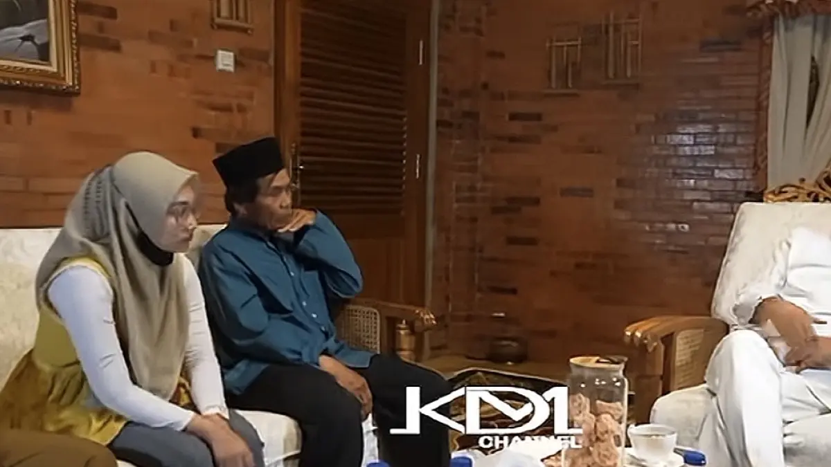 Tangkap layar mantan istri dan ayah Taufik Hidayat saat datang di Kediaman Gubernur Jawa Barat, Dedi Mulyadi